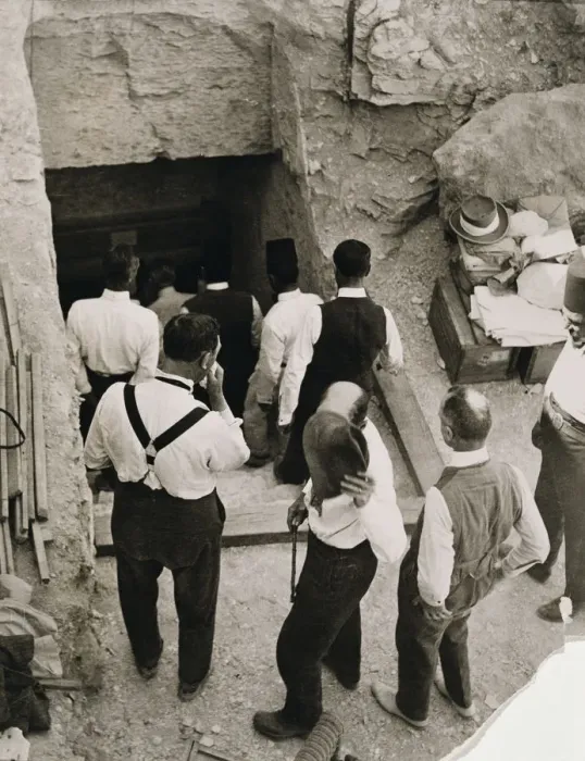 Framed Print : A party going down the steps to the tomb of Tutankhamun, Valley of the Kings, Egypt, 1923 Framed Print : A party going down the steps to the tomb of Tutankhamun, Valley of the Kings, Egypt, 1923