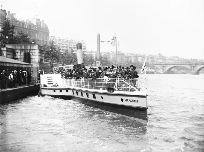 Framed Print : Passengers boarding the steamer Earl Godwin, London, c1905 Framed Print : Passengers boarding the steamer Earl Godwin, London, c1905
