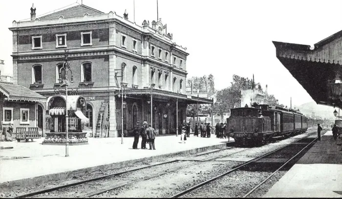 Framed Print : Passengers train entering the Badalona station, ??1910 Framed Print : Passengers train entering the Badalona station, ??1910