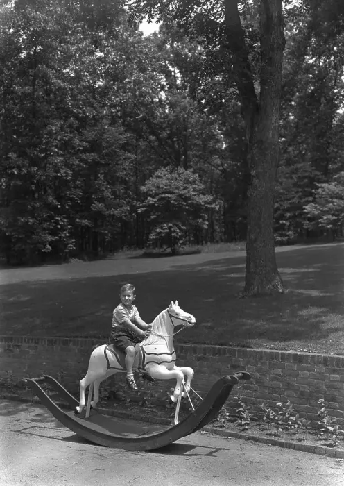 Framed Print : Paul Mellon, residence in Upperville, Virginia, 1947. Creator: Gottscho-Schleisner, Inc Framed Print : Paul Mellon, residence in Upperville, Virginia, 1947. Creator: Gottscho-Schleisner, Inc