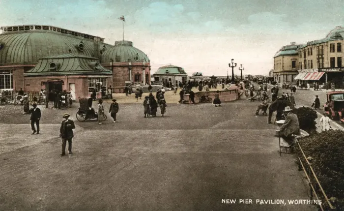 Framed Print : The pavilion on the pier, Worthing, West Sussex, early 20th century Framed Print : The pavilion on the pier, Worthing, West Sussex, early 20th century