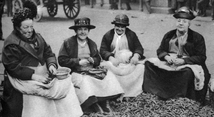 Framed Print : Pea shelling in Covent Garden, London, 1926-1927 Framed Print : Pea shelling in Covent Garden, London, 1926-1927
