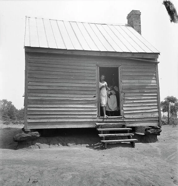 Peach picker's home near Muscella, Georgia, 1936. Creator: Dorothea Lange