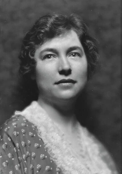 Peake, H.G. Mrs. portrait photograph, 1913. Creator: Arnold Genthe