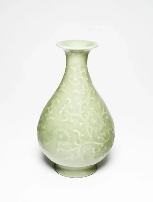 Framed Print : Pear-Shaped Vase with Floral Scrolls, Qing dynasty, Qianlong reign mark (1736-1795) Framed Print : Pear-Shaped Vase with Floral Scrolls, Qing dynasty, Qianlong reign mark (1736-1795)