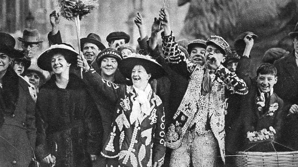Pearly king and queen in high spirits, London, 1926-1927