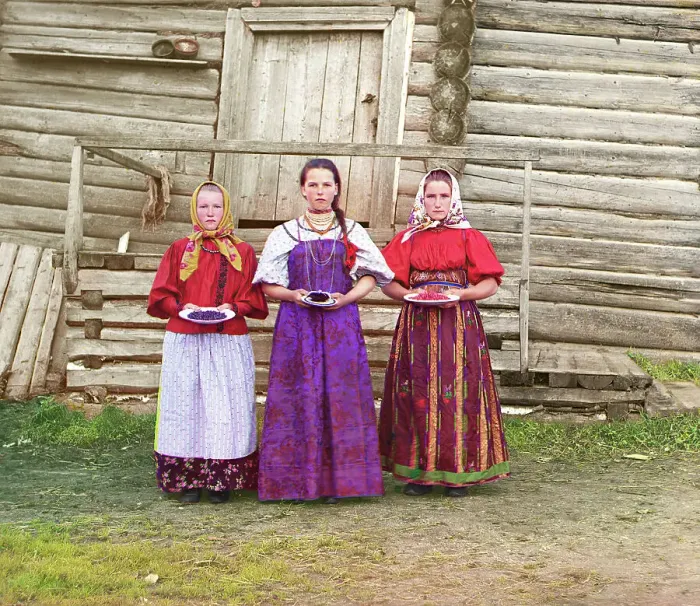 Framed Print : Peasant girls [Russian Empire], 1909. Creator: Sergey Mikhaylovich Prokudin-Gorsky