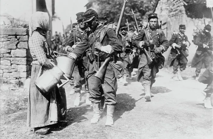 Framed Print : Peasant giving drink to French soldiers, between c1914 and c1915. Creator: Bain News Service Framed Print : Peasant giving drink to French soldiers, between c1914 and c1915. Creator: Bain News Service