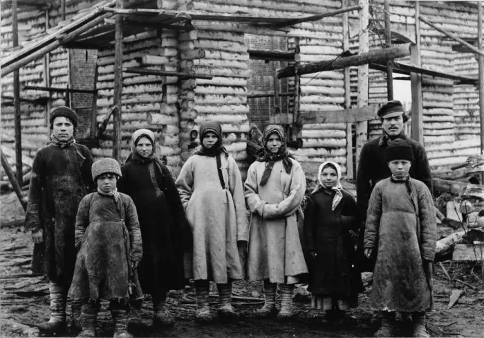 Framed Print : The peasants at the construction of the metallurgical plant near Kaluga, 1902 Framed Print : The peasants at the construction of the metallurgical plant near Kaluga, 1902