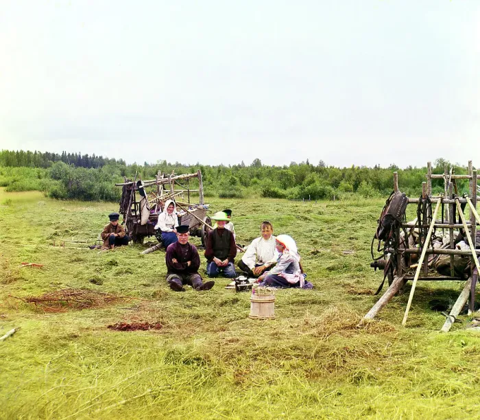 Framed Print : Peasants haying [Russian Empire], 1909. Creator: Sergey Mikhaylovich Prokudin-Gorsky