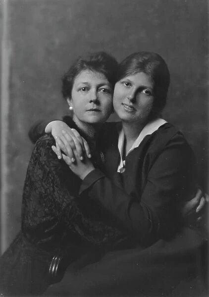 Pelton, L.D. Mrs. and daughter, portrait photograph, 1917 Oct. 1. Creator: Arnold Genthe