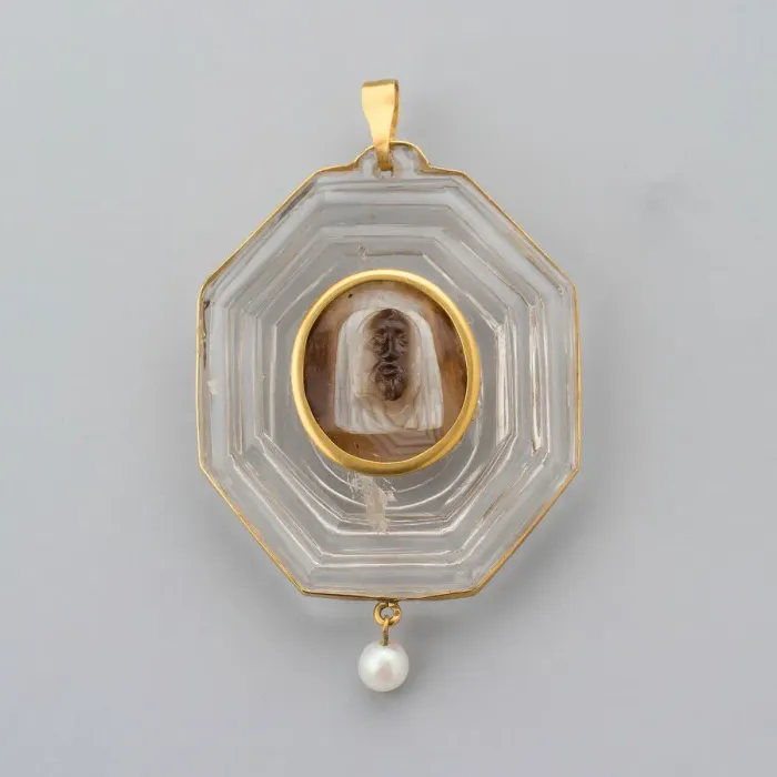 Framed Print : Pendant, Italy, cameo: 15th / 16th century; frame: 17th / 18th century; mounts: 19th century Framed Print : Pendant, Italy, cameo: 15th / 16th century; frame: 17th / 18th century; mounts: 19th century
