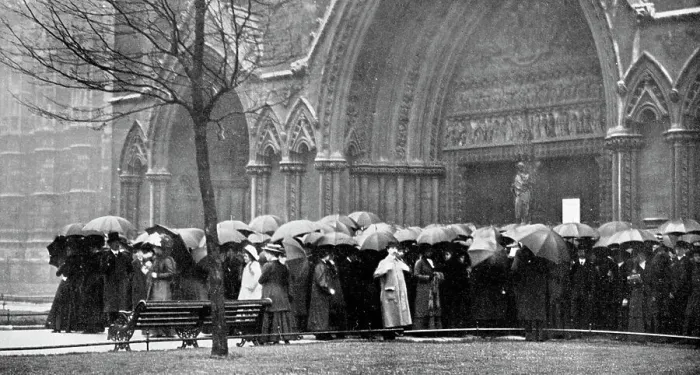 Framed Print : People waiting in the rain in order to attend a service at Westminster Abbey, London, 1910 Framed Print : People waiting in the rain in order to attend a service at Westminster Abbey, London, 1910