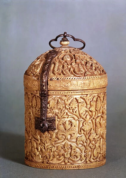 Perfumes container made in ivory, by the Master Halaf of the Cordoba school of Medina Azahara
