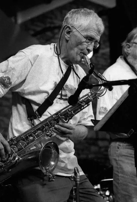 Framed Print : Bill Perkins, Brecon Jazz Festival, Brecon, Powys, Wales, August 2000. Artist: Brian O Connor Framed Print : Bill Perkins, Brecon Jazz Festival, Brecon, Powys, Wales, August 2000. Artist: Brian O Connor