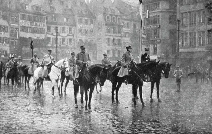 Framed Print : Petain et Foch a Strasbourg; Le 27 novembre: le marechal Foch, a cheval, entre les... 1918. Creator: Unknown Framed Print : Petain et Foch a Strasbourg; Le 27 novembre: le marechal Foch, a cheval, entre les... 1918. Creator: Unknown
