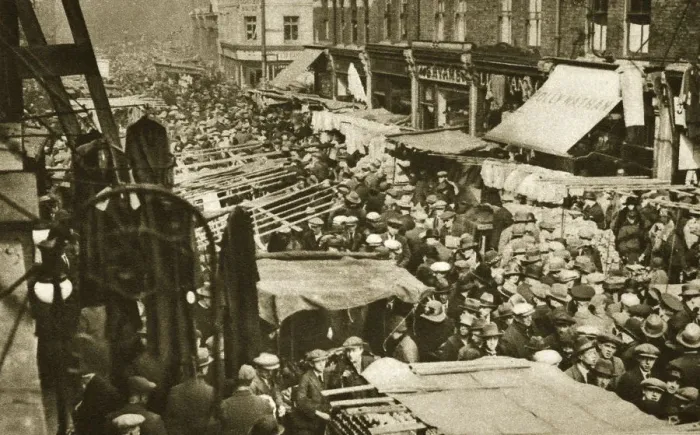 Framed Print : Petticoat Lane Market on Middlesex Street, London, c1920s-c1930s(?) Framed Print : Petticoat Lane Market on Middlesex Street, London, c1920s-c1930s(?)