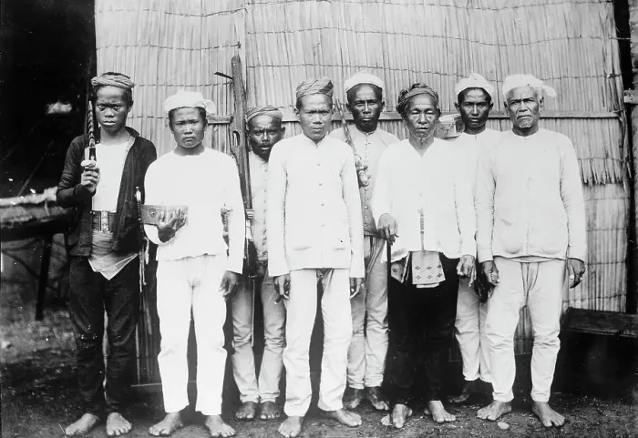 Framed Print : Philippines - Moro Datu And His Followers, 1913. Creator: Harris & Ewing. Philippines - Moro Datu And His Followers, 1913. Creator: Harris & Ewing Framed Print : Philippines - Moro Datu And His Followers, 1913. Creator: Harris & Ewing. Philippines - Moro Datu And His Followers, 1913. Creator: Harris & Ewing