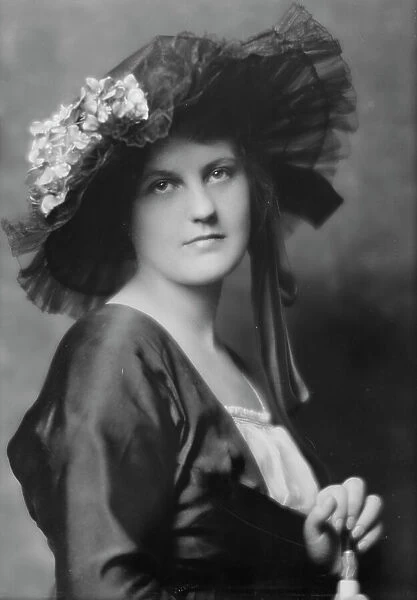 Phillips, Norma, Miss, portrait photograph, 1914. Creator: Arnold Genthe