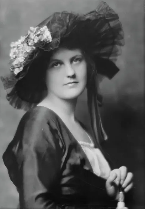 Framed Print : Phillips, Norma, Miss, portrait photograph, 1914. Creator: Arnold Genthe Framed Print : Phillips, Norma, Miss, portrait photograph, 1914. Creator: Arnold Genthe