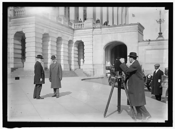 Framed Print : Photographer at U.S. Capitol, Washington, D.C. between 1913 and 1917. Creator: Harris & Ewing. Photographer at U.S. Capitol, Washington, D.C. between 1913 and 1917. Creator: Harris & Ewing Framed Print : Photographer at U.S. Capitol, Washington, D.C. between 1913 and 1917. Creator: Harris & Ewing. Photographer at U.S. Capitol, Washington, D.C. between 1913 and 1917. Creator: Harris & Ewing