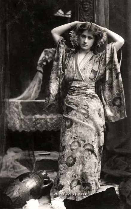 Framed Print : Phyllis Dare (1890-1975), English actress, 1906. Artist: Bassano Studio Framed Print : Phyllis Dare (1890-1975), English actress, 1906. Artist: Bassano Studio
