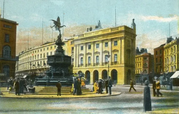 Framed Print : Piccadilly Circus, London, c1910. Creator: Unknown Framed Print : Piccadilly Circus, London, c1910. Creator: Unknown