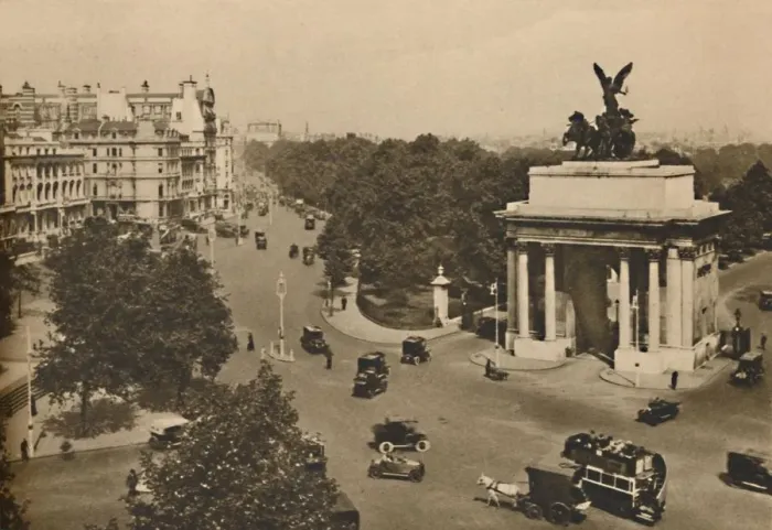 Framed Print : Piccadilly and the Quadriga of Constitution Hill, c1935. Creator: Unknown Framed Print : Piccadilly and the Quadriga of Constitution Hill, c1935. Creator: Unknown