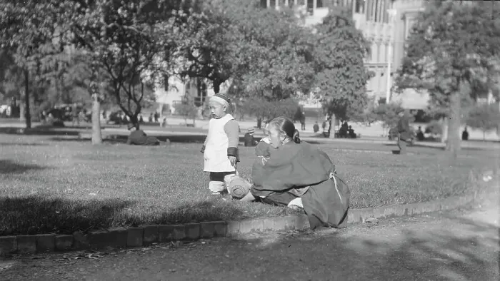 Framed Print : A picnic on Portsmouth Square, Chinatown, San Francisco, between 1896 and 1906. Creator: Arnold Genthe Framed Print : A picnic on Portsmouth Square, Chinatown, San Francisco, between 1896 and 1906. Creator: Arnold Genthe