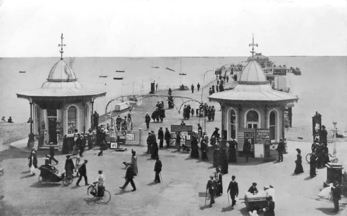 Framed Print : The pier, Worthing, West Sussex, c1900s-c1920s Framed Print : The pier, Worthing, West Sussex, c1900s-c1920s