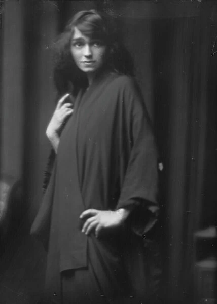 Pierce, Marion, Miss, portrait photograph, 1913. Creator: Arnold Genthe