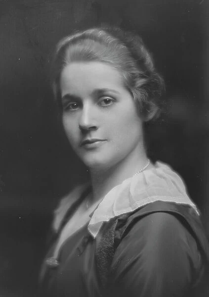 Pierce, Mary, Miss, portrait photograph, 1916 May 20. Creator: Arnold Genthe