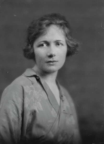 Pierson, Miss, portrait photograph, 1917 May 31. Creator: Arnold Genthe