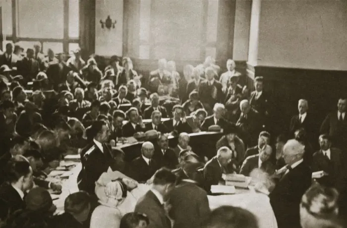 Framed Print : The Pig-Woman testifies in the Hall-Mills Trial, Somerville, New Jersey, USA, 1926 Framed Print : The Pig-Woman testifies in the Hall-Mills Trial, Somerville, New Jersey, USA, 1926