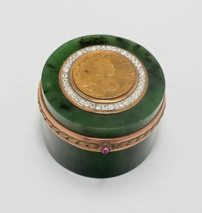 Framed Print : Pillbox, Saint Petersburg, 1850 / 1900. Creator: FabergeWorkshop Framed Print : Pillbox, Saint Petersburg, 1850 / 1900. Creator: FabergeWorkshop