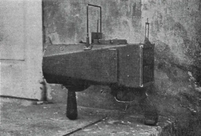 Framed Print : Pistolet telephotographique des Aviateurs allemands; Cote gauche de l'appareil, 1916. Creator: Unknown Framed Print : Pistolet telephotographique des Aviateurs allemands; Cote gauche de l'appareil, 1916. Creator: Unknown