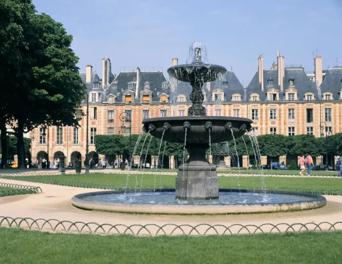 Framed Print : Place des Vosges, Paris, France Framed Print : Place des Vosges, Paris, France