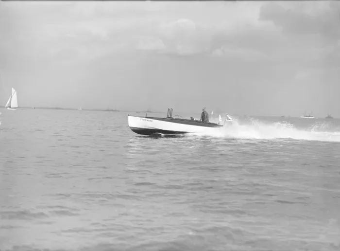 Framed Print : Planning motor boat Crusader, 1914. Creator: Kirk & Sons of Cowes Framed Print : Planning motor boat Crusader, 1914. Creator: Kirk & Sons of Cowes