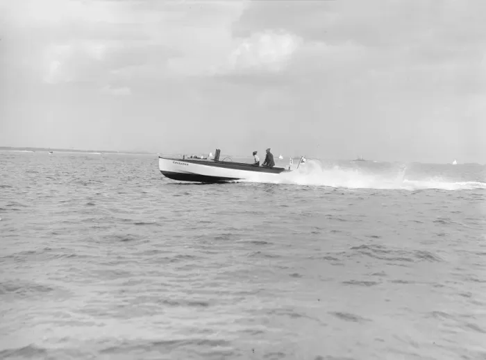 Framed Print : Planning motor boat Crusader, 1914. Creator: Kirk & Sons of Cowes Framed Print : Planning motor boat Crusader, 1914. Creator: Kirk & Sons of Cowes