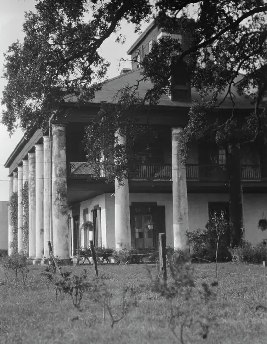 Framed Print : Plantation house, possibly the Belles Demoiselles, New Orleans, between 1920 and 1926. Creator: Arnold Genthe Framed Print : Plantation house, possibly the Belles Demoiselles, New Orleans, between 1920 and 1926. Creator: Arnold Genthe