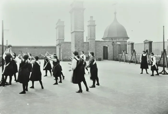Framed Print : Playing netball, Myrdle Street Girls School, Stepney, London, 1908 Framed Print : Playing netball, Myrdle Street Girls School, Stepney, London, 1908