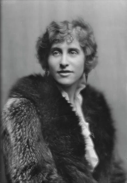 Plimpton, Albert, Mrs. portrait photograph, 1913 Dec. 18. Creator: Arnold Genthe