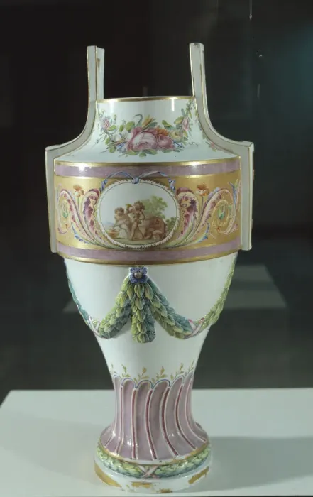 Framed Print : Porcelain vase, made by Buen Retiro Factory (1769-1812) Framed Print : Porcelain vase, made by Buen Retiro Factory (1769-1812)
