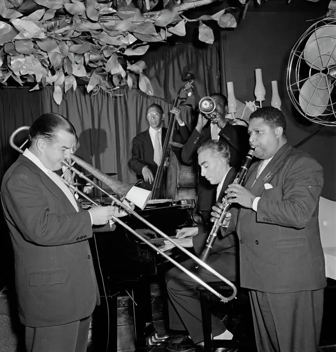 Framed Print : Portrait of Art Hodes, Pops Foster, Cecil (Xavier) Scott, and George Luggi, Ole South, N.Y. 1946. Creator: William Paul Gottlieb Framed Print : Portrait of Art Hodes, Pops Foster, Cecil (Xavier) Scott, and George Luggi, Ole South, N.Y. 1946. Creator: William Paul Gottlieb
