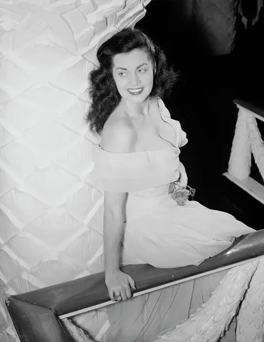Framed Print : Portrait of Betty George, Copacabana(?), New York, N.Y. ca. Sept. 1947. Creator: William Paul Gottlieb Framed Print : Portrait of Betty George, Copacabana(?), New York, N.Y. ca. Sept. 1947. Creator: William Paul Gottlieb