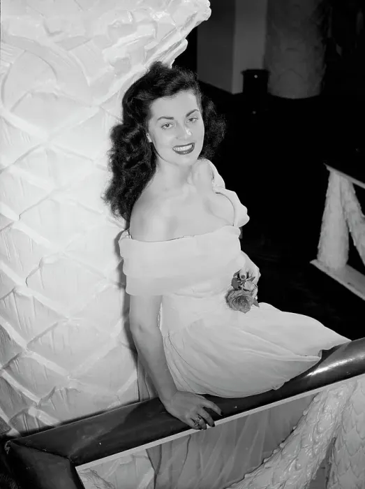 Framed Print : Portrait of Betty George, Copacabana(?), New York, N.Y. ca. Sept. 1947. Creator: William Paul Gottlieb Framed Print : Portrait of Betty George, Copacabana(?), New York, N.Y. ca. Sept. 1947. Creator: William Paul Gottlieb