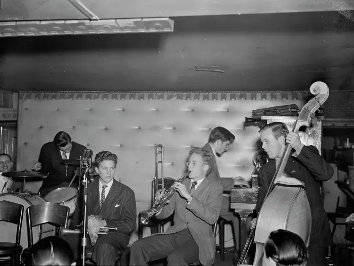 Framed Print : Portrait of Bob Wilber, Johnny Glazel, Dick Wellstood, Charlie Traeger... New York, ca. Dec. 1946. Creator: William Paul Gottlieb Framed Print : Portrait of Bob Wilber, Johnny Glazel, Dick Wellstood, Charlie Traeger... New York, ca. Dec. 1946. Creator: William Paul Gottlieb