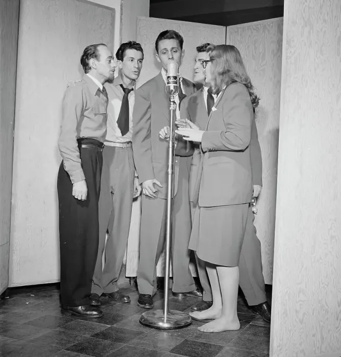 Framed Print : Portrait of Dave Lambert, Jerry Duane, Wayne Howard, Jerry Packer, and Margaret Dale, N.Y. 1947. Creator: William Paul Gottlieb Framed Print : Portrait of Dave Lambert, Jerry Duane, Wayne Howard, Jerry Packer, and Margaret Dale, N.Y. 1947. Creator: William Paul Gottlieb