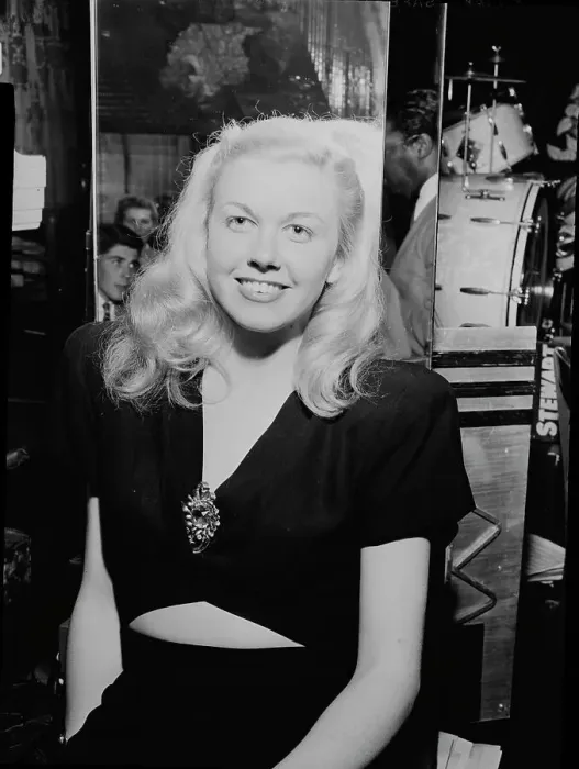 Framed Print : Portrait of Doris Day, Aquarium, New York, N.Y. ca. July 1946. Creator: William Paul Gottlieb Framed Print : Portrait of Doris Day, Aquarium, New York, N.Y. ca. July 1946. Creator: William Paul Gottlieb