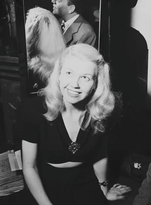 Framed Print : Portrait of Doris Day and Les Brown, Aquarium, New York, N.Y. ca. July 1946. Creator: William Paul Gottlieb Framed Print : Portrait of Doris Day and Les Brown, Aquarium, New York, N.Y. ca. July 1946. Creator: William Paul Gottlieb